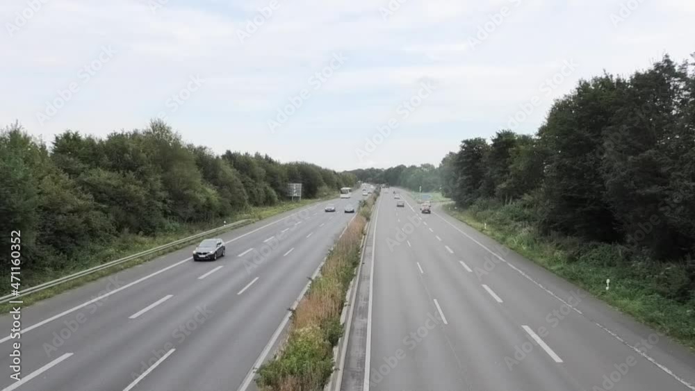 Autobahn Essen Düsseldorf im September. Büsche und Bäume sind grün. Ausfahrt Kettwig, Mülheim, 2021 Autobahn Essen Düsseldorf im September. Büsche und Bäume sind grün. Ausfahrt Kettwig, Mülheim, 2021