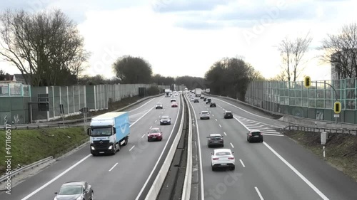 Autobahn Essen-Düsseldorf im März, Bäume und Büsche sind kahl. Ausfahrt Bredeney Haarzopf. photo