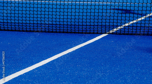Serving line of a paddle tennis court © Vic