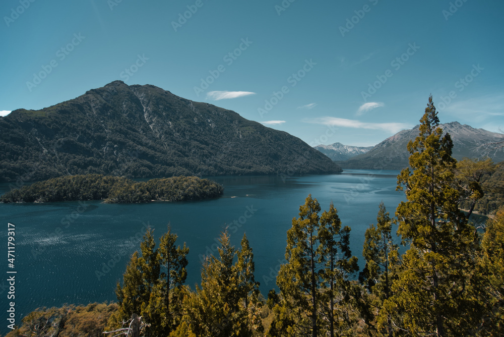 Vista panoramica del lago con isla y cerros nevado, lago mascardi, isla corazon, cerro tronador, san carlos de bariloche, argentina