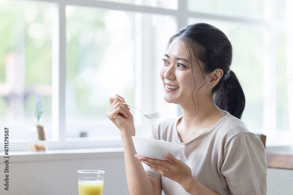 サラダを食べる女性