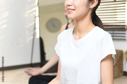 ヨガスタジオでヨガのレッスンをする若いアジア人の女性の横顔 Free Download ヨガスタジオでヨガのレッスンをする若いアジア人の女性の横顔 - GFXLoad