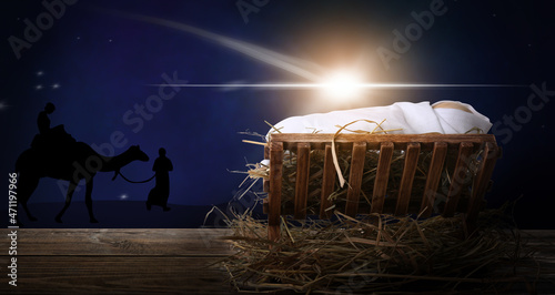 Billede på lærred Wooden manger with dummy of baby on table at night