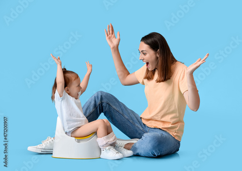 Mother potty training her l...