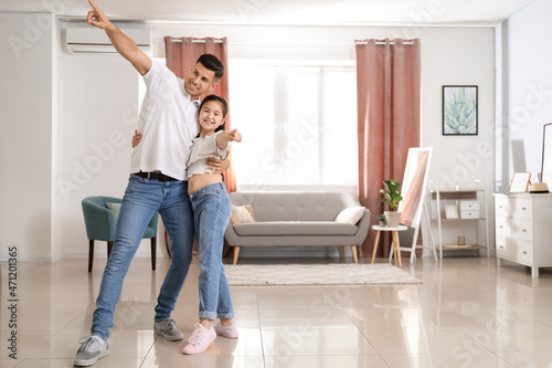 Man and his little daughter dancing at home © Pixel-Shot