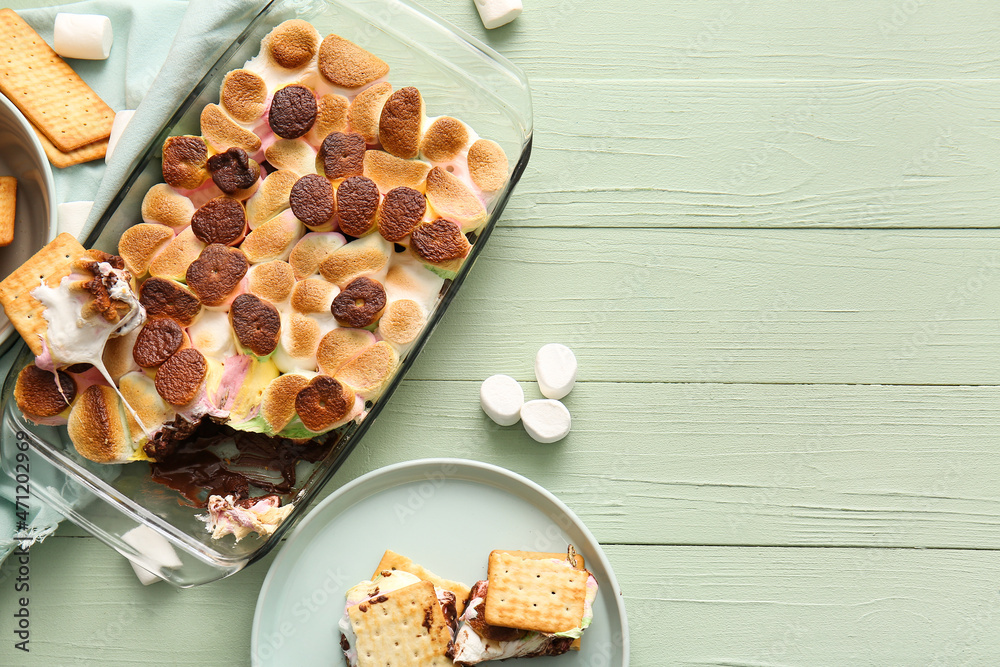Baking dish with delicious S'mores dip and crackers on color wooden background - obrazy, fototapety, plakaty 