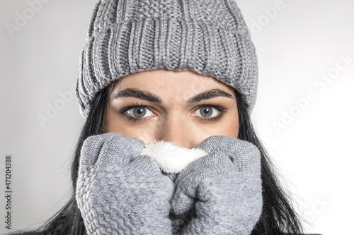 sguardo di donna coperta da cappello sciarpa e guanti invernali photo