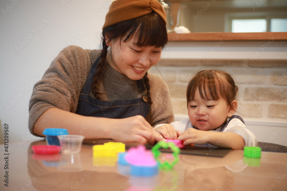 粘土で遊ぶ親子 粘土で遊ぶ親子