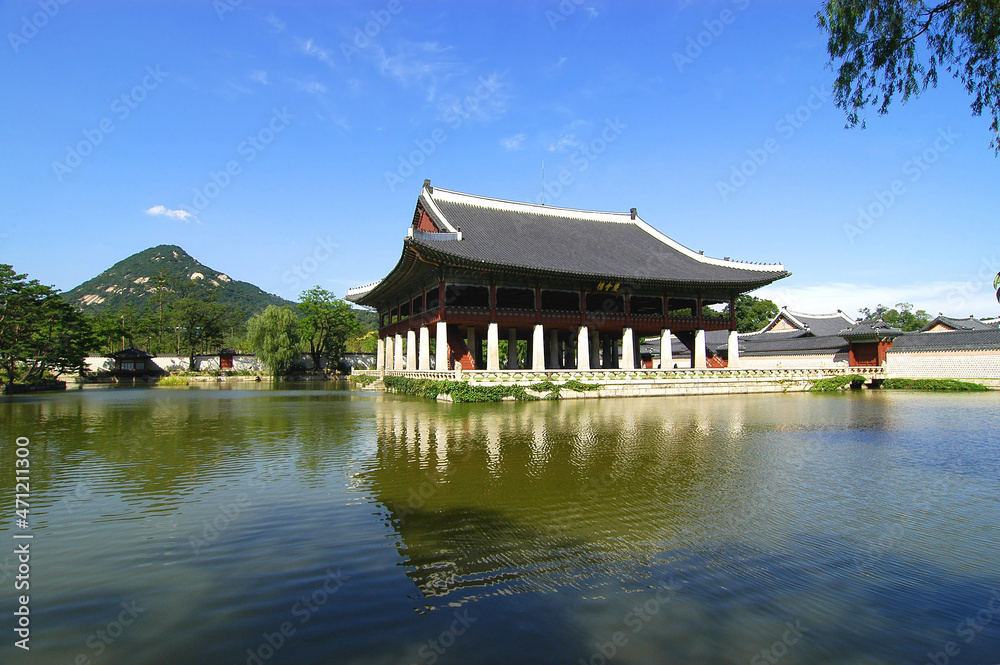 Fototapeta premium Gyeonghoeru Pavilion in Gyeongbokgung Palace - Seoul, Korea (The Chinese character 