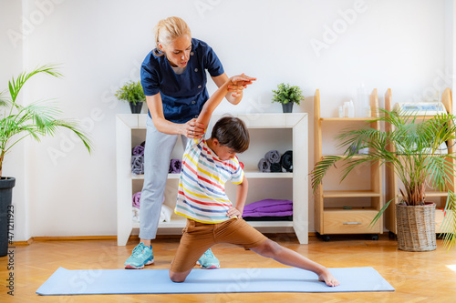Lateral flexion exercise for children. Fotobehang