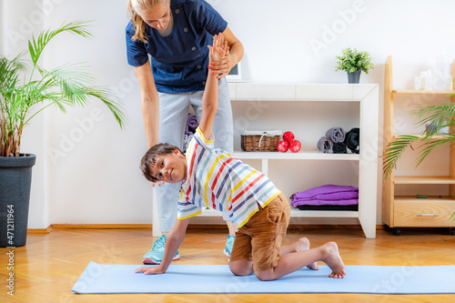 Foto Lateral flexion exercise for children.