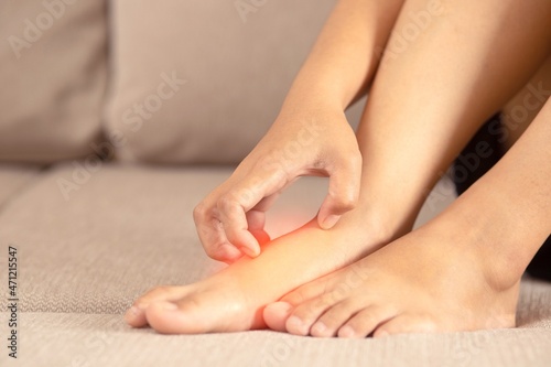 Itching, redness and scaly rashes around the crotch of the toes They often feel intensely itchy after taking off their shoes or socks. © Shisanupong
