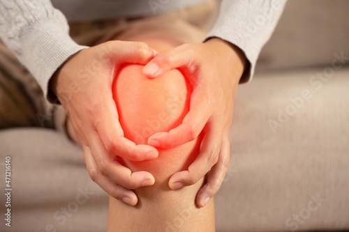 Wallpaper Mural Osteoarthritis of the knee is a slow progression. Often found in people over the age of 40, more common in women and people who are overweight. Torontodigital.ca