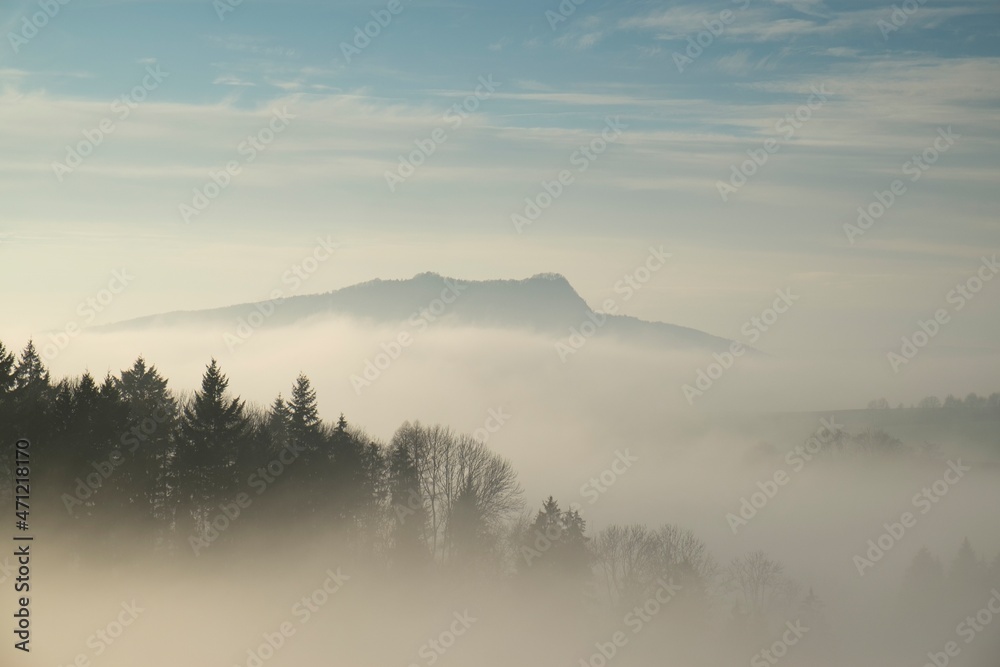 Der Hegauvulkan Hohenstoffeln ragt aus der Nebeldecke