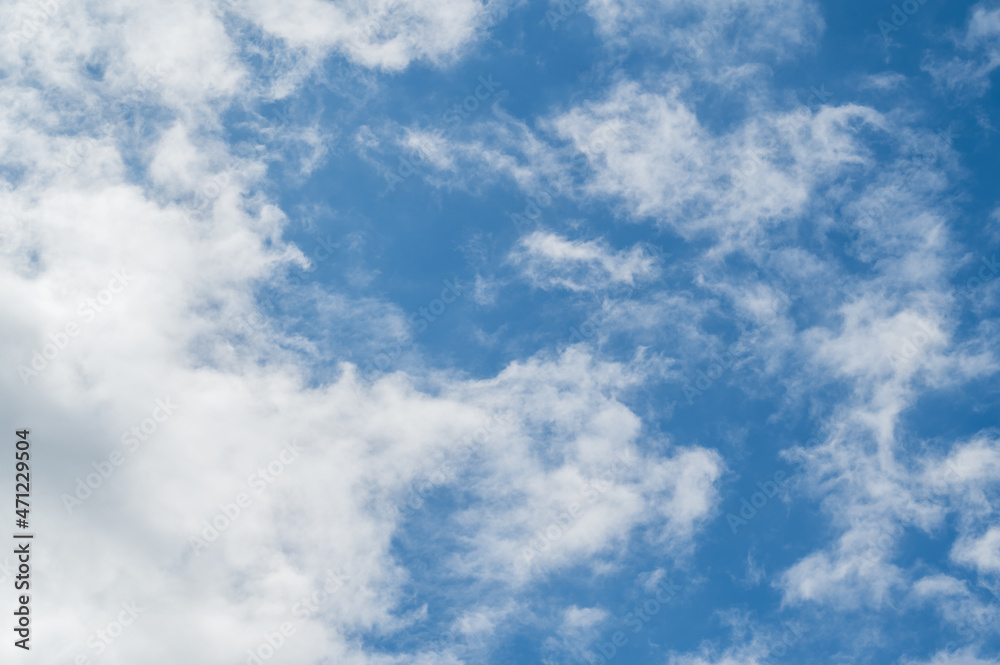 The bright blue sky was surrounded by white clouds, the atmosphere was like heaven. The bright blue sky was surrounded by white clouds, the atmosphere was like heaven.