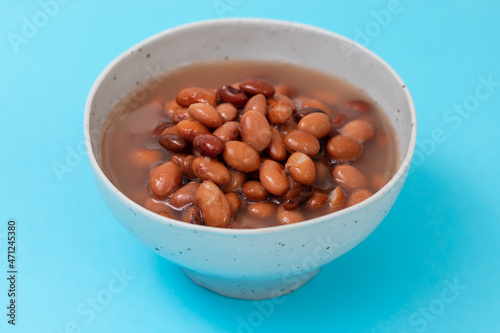 canned food boiled brown beans on bowl