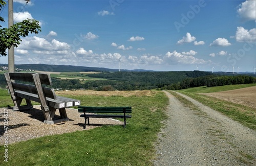 Riesenbank und kleine Bank mit Landschaften und Feldweg im Hunsrück