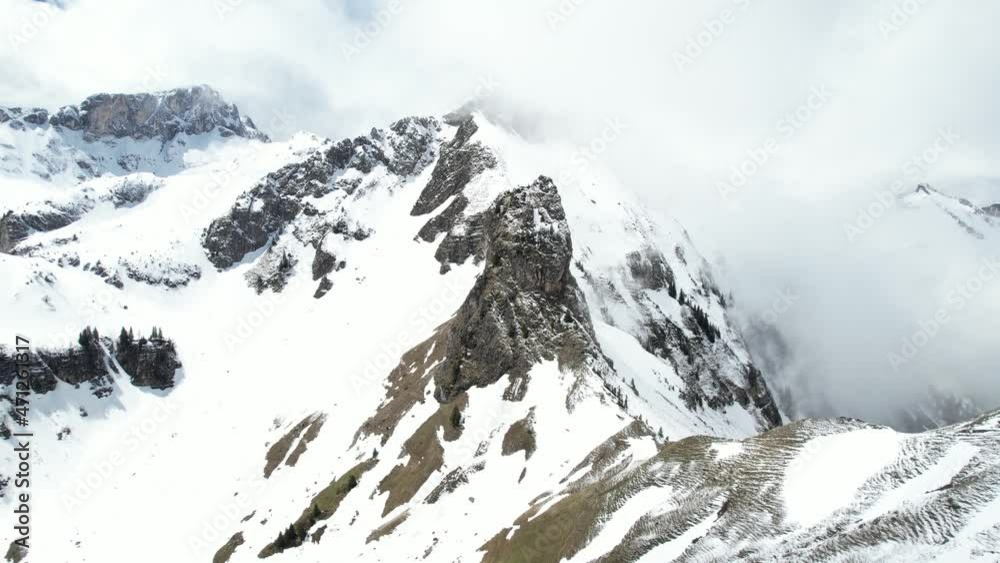 Vue aérienne par drone des falaises à côté du lac de Lovenex dans les Alpes Suisse 