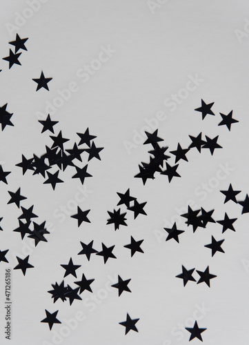 Petites étoiles noires sur fond blanc