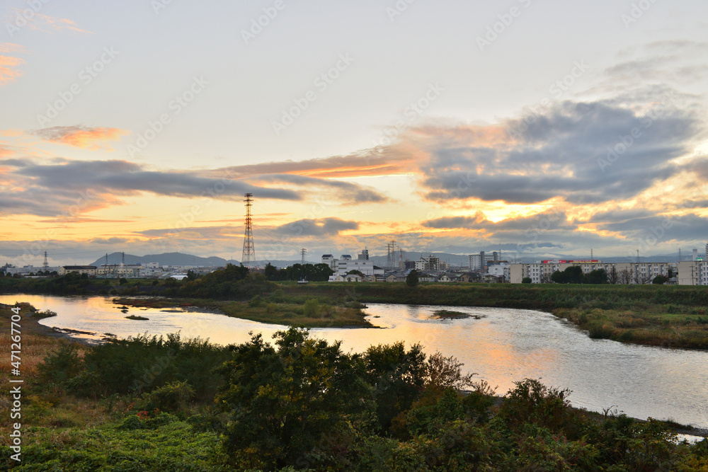 夕焼けに染まる相模川