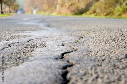 Straßenschäden Risse im Asphalt 2
