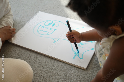 Valokuva Mother and daughter drawing shark