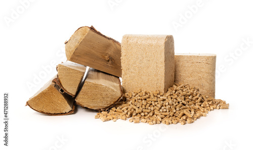 Foto biomass heating - wood pellets, briquettes and firewood on white background