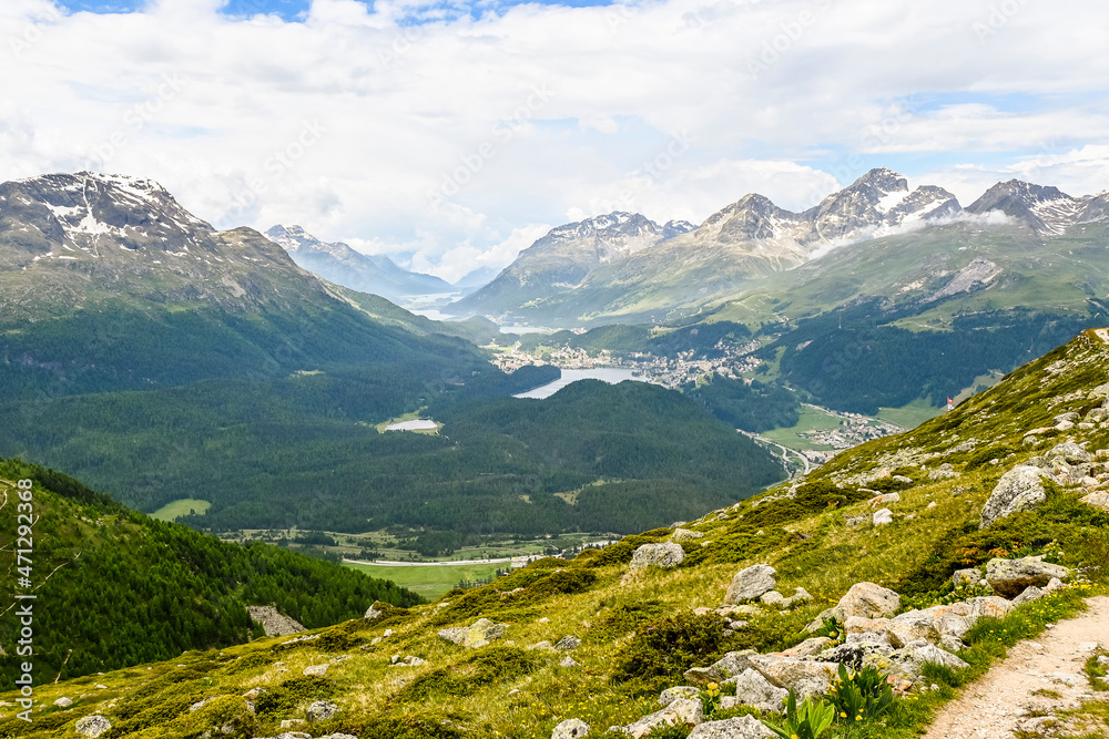 Obraz premium St. Moritz, St. Moritzersee, Muottas Muragl, Piz Julier, Piz Ot, Seenplatte, Stazerwald, Stazersee, Oberengadin, Alpen, Graubünden, Sommer, Schweiz