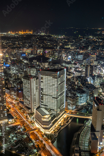 大きなビルが佇む夜の街の風景