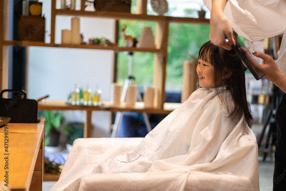 美容室でヘアカットをする女の子