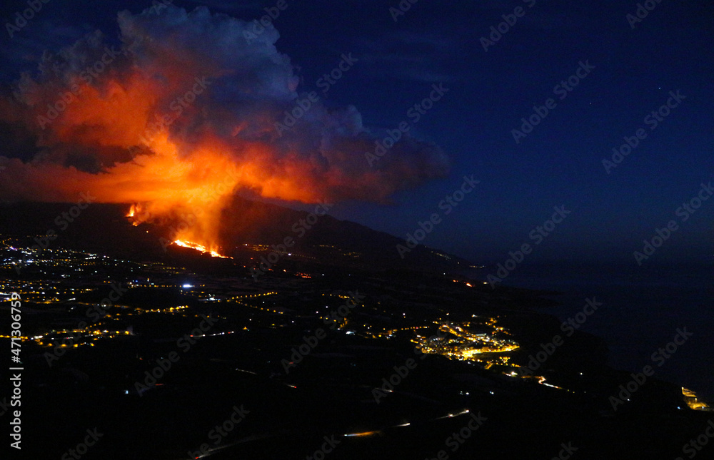 Volcán en La Palma de noche, Canarias