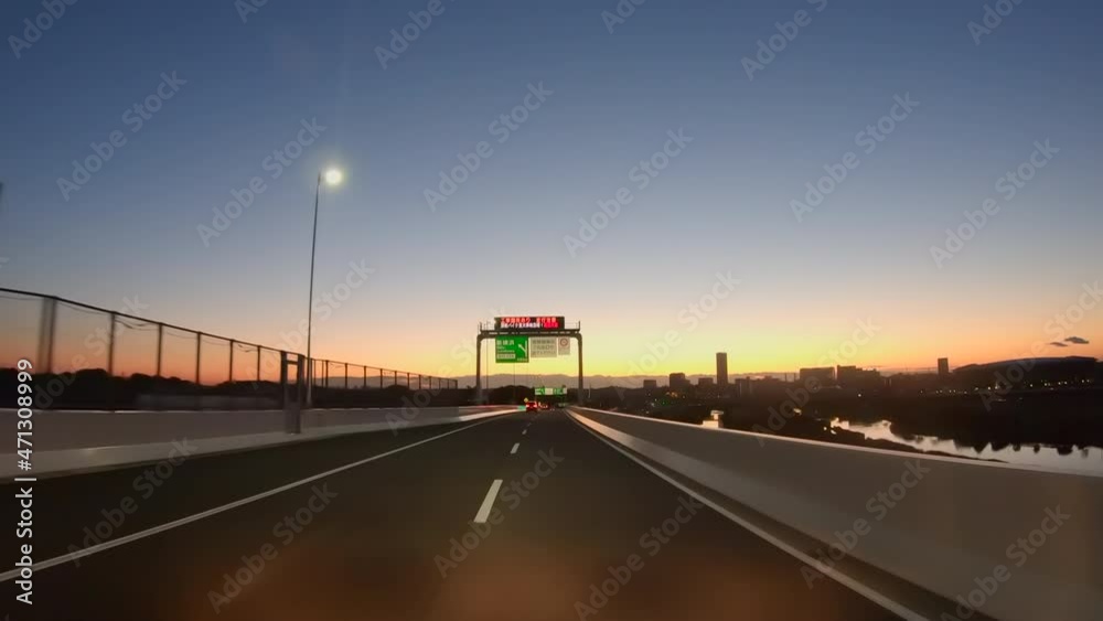 朝焼けが綺麗な朝の高速道路