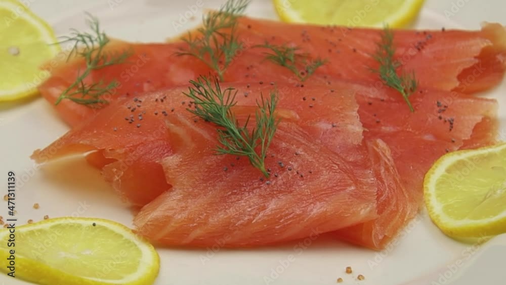 tranches de saumon fumé avec du citron sur une assiette tranches de saumon fumé avec du citron sur une assiette