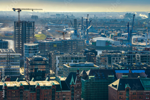 Die HafenCity in Hamburg mit neuem Baufeld und angrenzender Speicherstadt von oben bei schönem Wetter