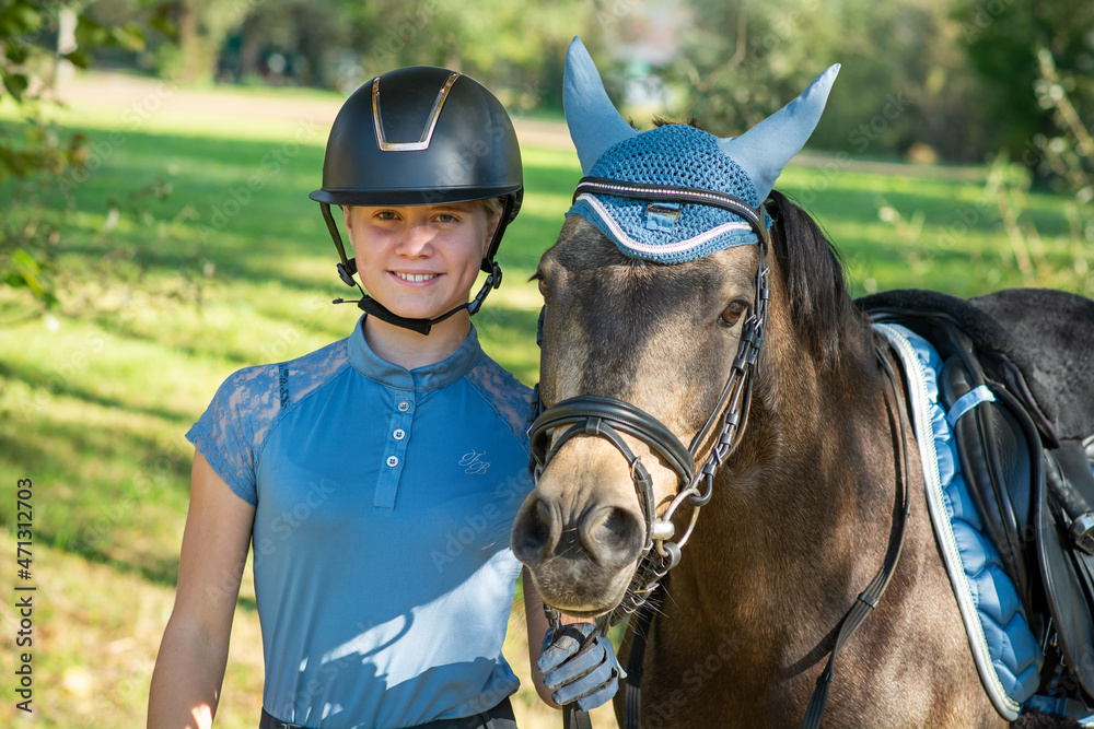 Obraz premium Mädchen mit Pony