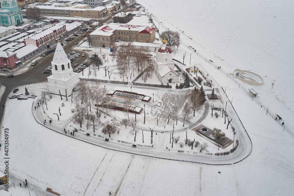 Obraz premium Scenic aerial view of ruins of ancient Kremlin in historical center of old russian town Syzran in Samara region in Russian Federation. Beautiful winter look of old ruined fortress in town in Russia
