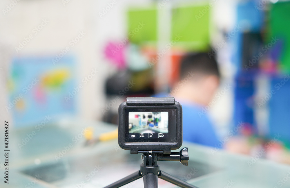 Obraz premium action camera on tripod record in domestic room