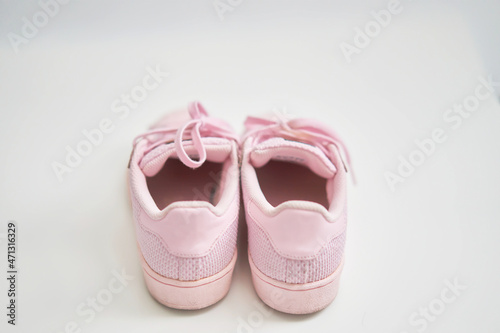 Foto pink sneakers shoes with shoelace rear view on floor soft focus with copy space