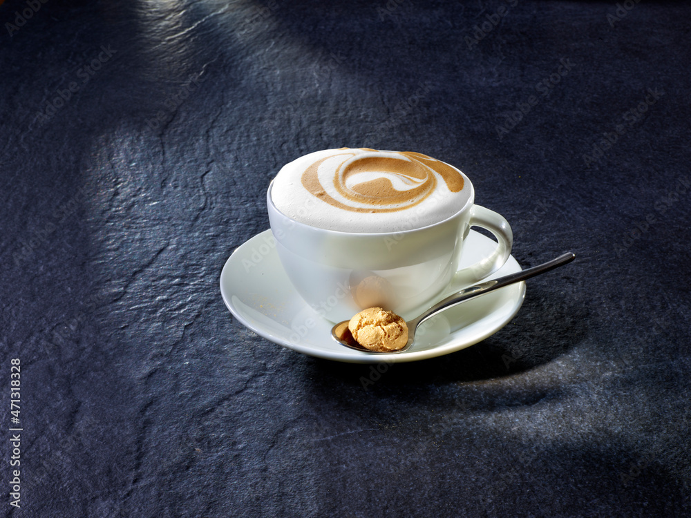 Cappuccino mit Löffel und Amarettini auf Granituntergrund Stock Photo ...