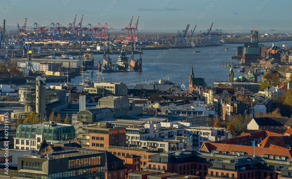 Der Hamburger Hafen von oben mit Blick auf die Werft mit Docks, Elbe und den Containerterminal mit Kränen bei schönem Wetter