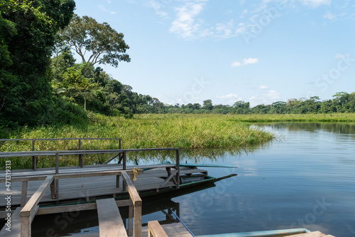 Barco Catamar  n de Madera en Lago Tres Chimbadas en en selva peruana  Puerto Maldonado Per  