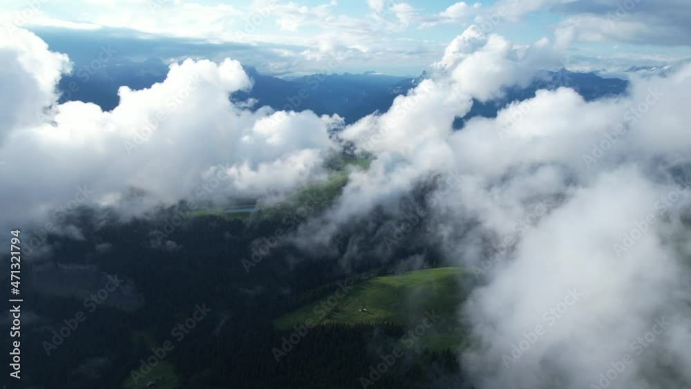 Vue aérienne par drone des nuages en montagne, Haute Savoie, France Vue aérienne par drone des nuages en montagne, Haute Savoie, France