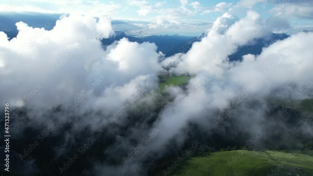 Vue aérienne par drone des nuages en montagne, Haute Savoie, France