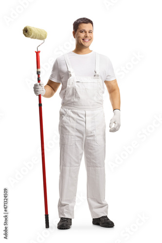 Foto Full length portrait of a house painter standing and holding a paint roller
