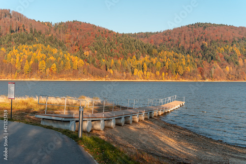 Klimkówka, kładka nad jeziorem w jesiennych kolorach