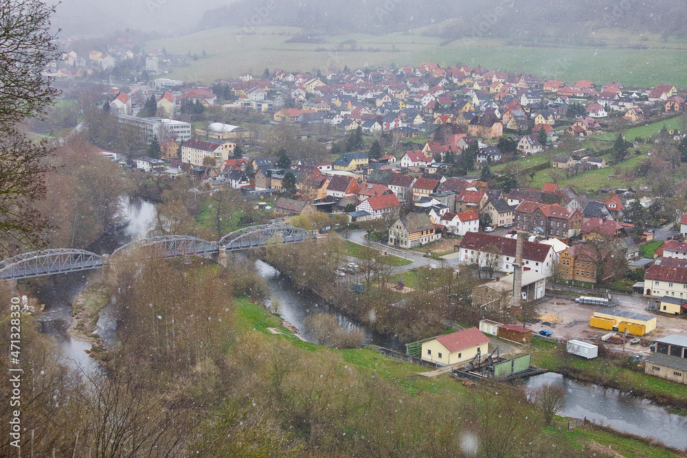 Blick auf Dornburg von den Dornburger Schlösser bei leichtem Nebel und Schneefall, Dornburg, Thüringen, Deutschland