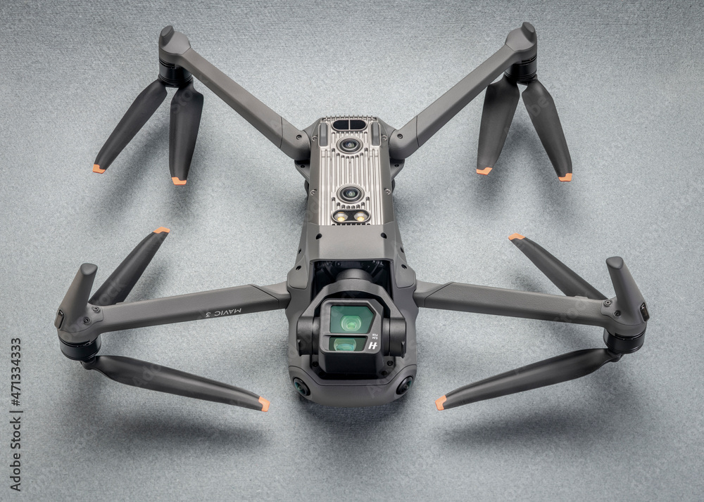 Foto Stock Fort Collins, CO, USA - November 20, 2021: DJI Mavic3 quadcopter  drone upside down displaying proximity sensors, LED light and the  Hasselblad dual camera camera | Adobe Stock