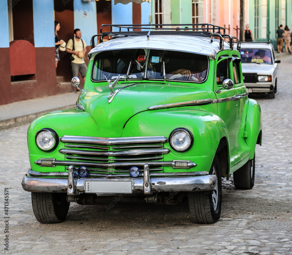 Fototapeta premium Wunderschöner Oldtimer auf Kuba (Karibik)