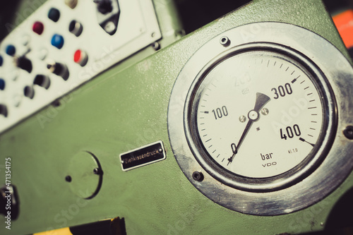 Obraz na płótnie Old industrial gauge meter. w salonie