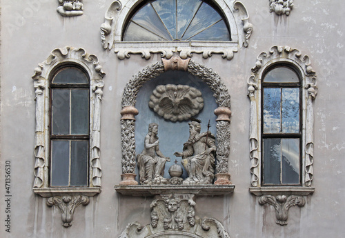 edicola e finestre sulla facciata della ex chiesa della Santissima Trinità a Trento photo